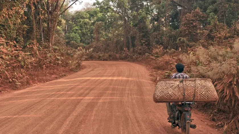 Photo d'une route au Cambodge