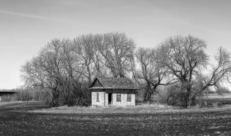 Photo d'une maison de campagne en noir et blanc