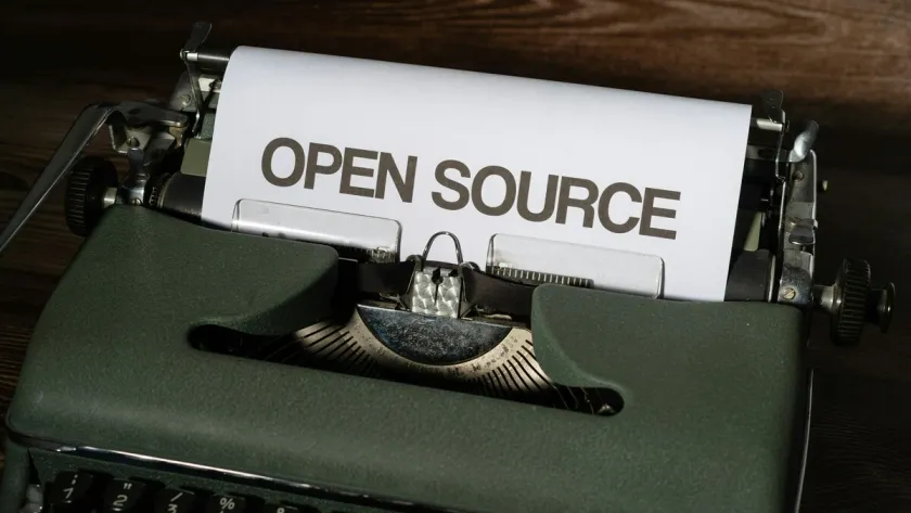 Photo d'une machine à écrire avec un papier open-source