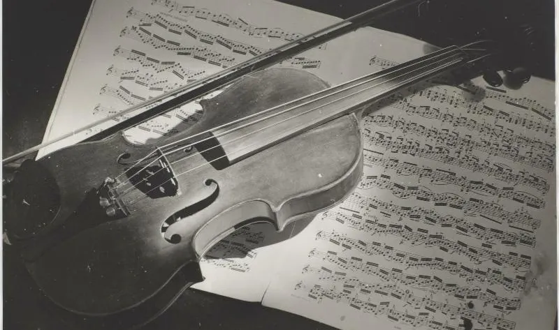 Photo d'un violon posé sur une partition